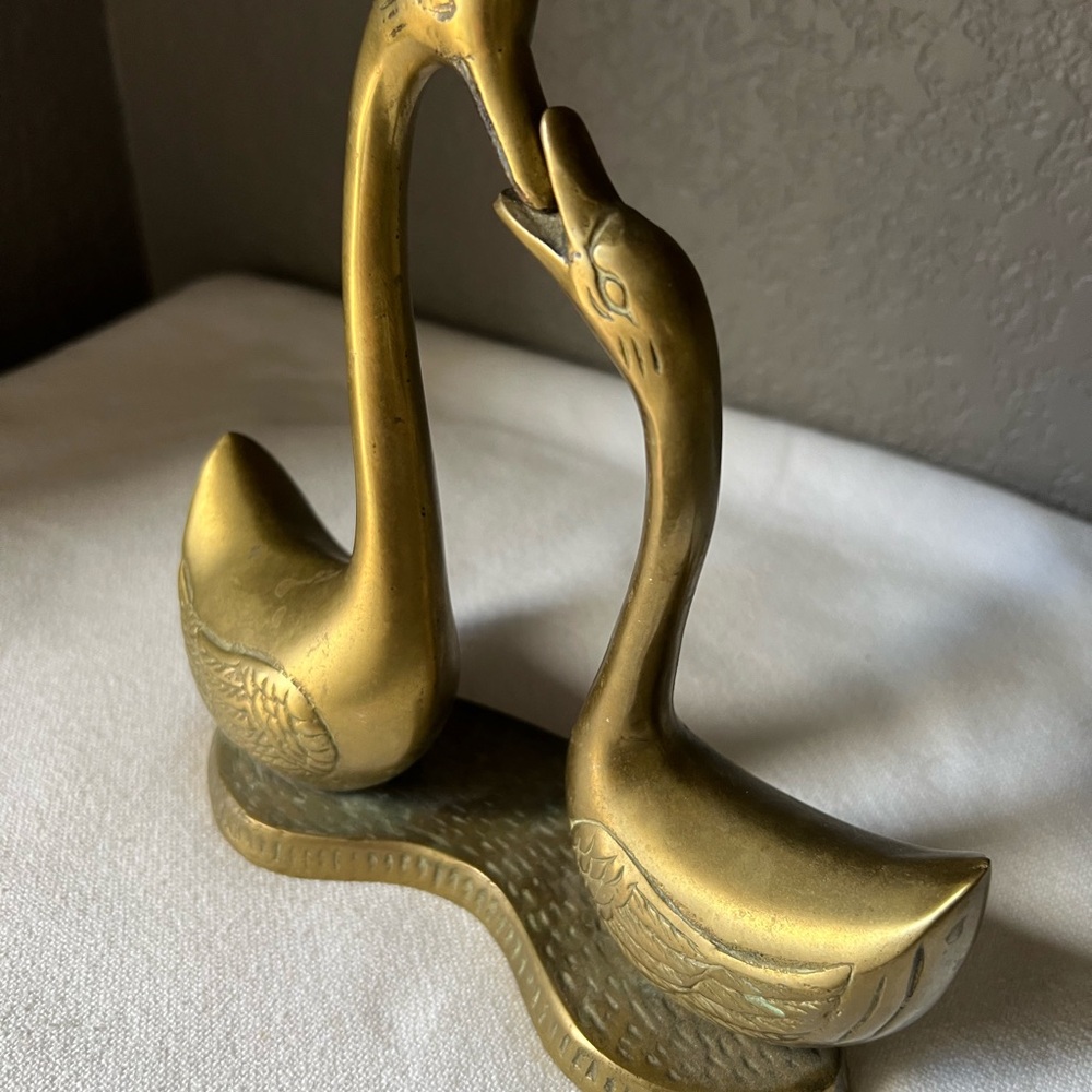 vintage brass kissing swan figurine vintage brass kissing swan figurine - Picture 8 of 10